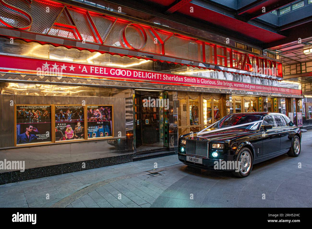 Rolls Royce vi aspetta di fronte al Savoy Theatre, Londra, Regno Unito. Foto Stock