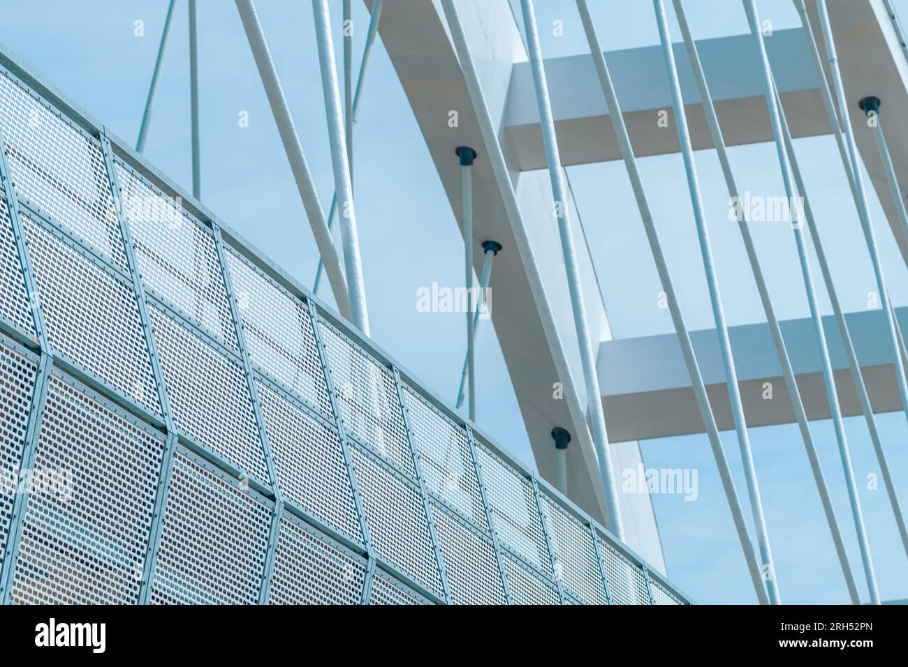 Zezelj ponte, un ponte ad arco legato sul Danubio a Novi Sad, Vojvodina, Serbia. La struttura è stata aperta nel 2018. Foto Stock