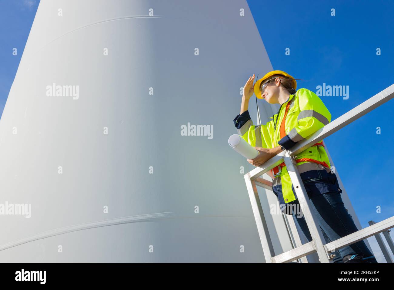 Ingegnere tecnico professionale intelligente donna che lavora con turbine eoliche generatore di energia eco-sostenibile della natura Foto Stock Ingegnere tecnico professionale intelligente donna che lavora con turbine eoliche generatore di energia eco-sostenibile della natura Foto Stock