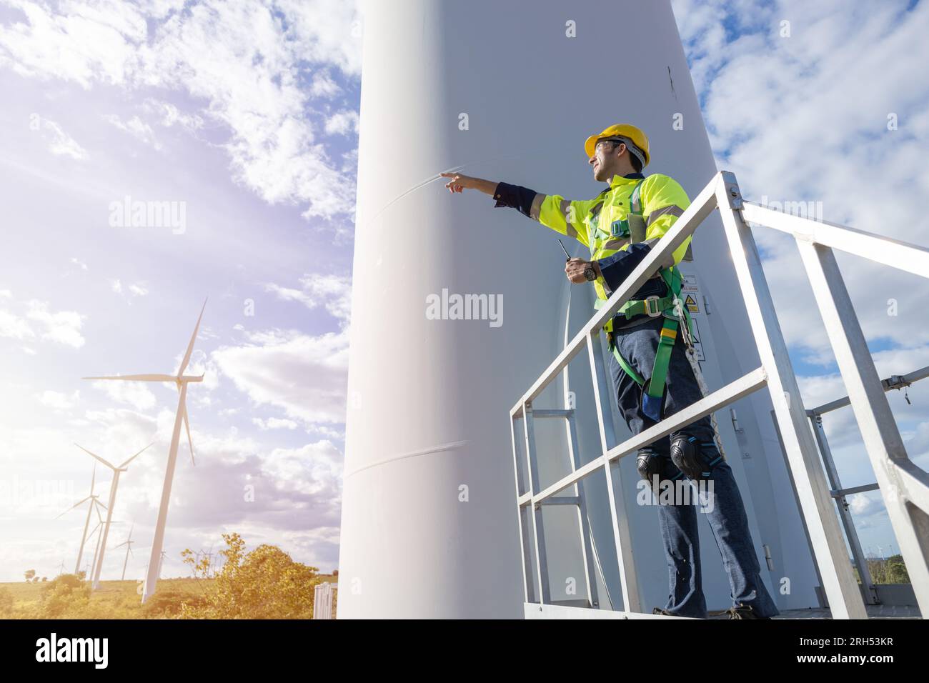 Manutenzione di controllo da parte del tecnico della turbina eolica. Team di ingegneri, manutenzione professionale, sistema di generazione pulita Foto Stock