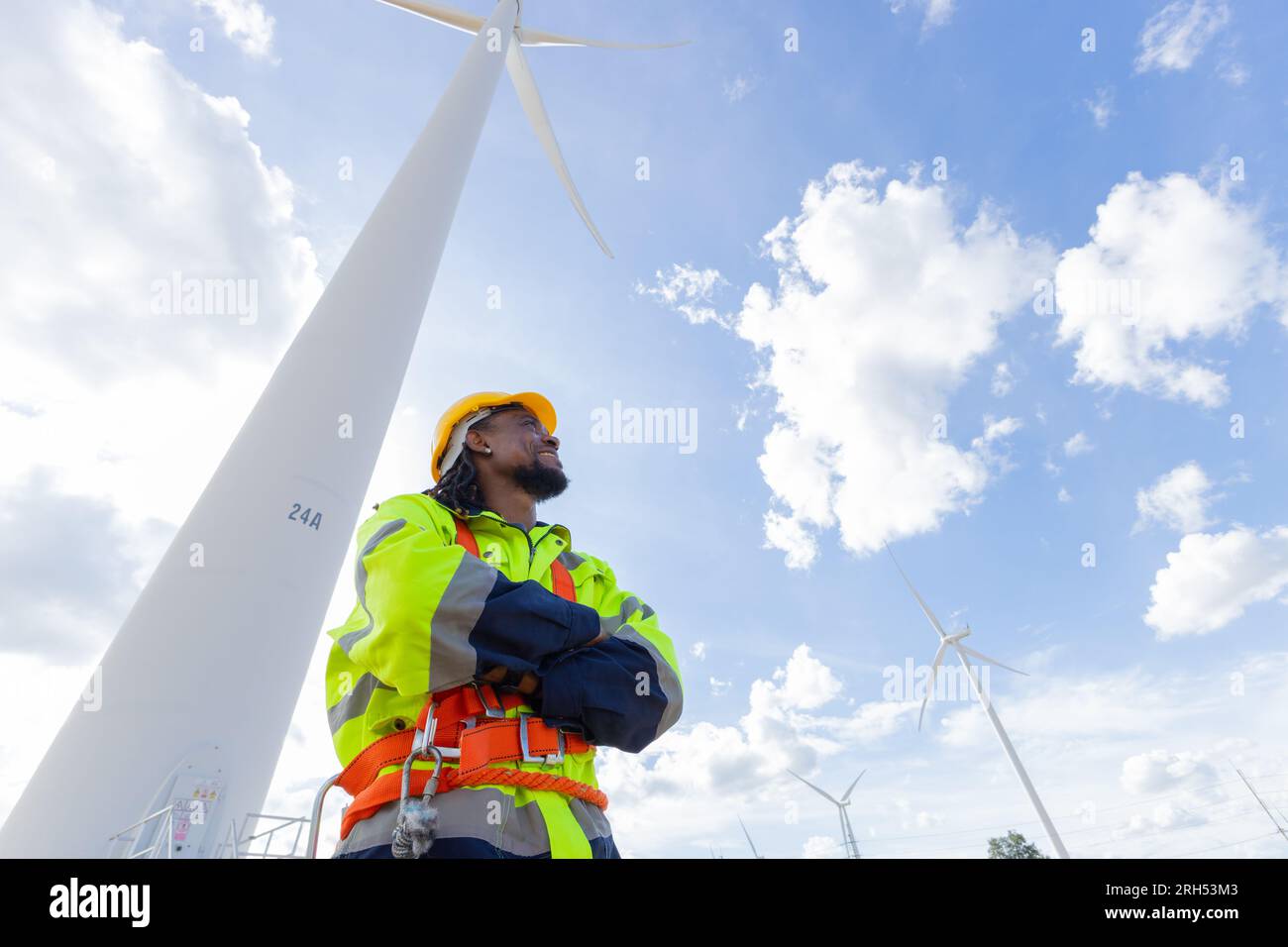 Ingegnere nero intelligente africano tecnico professionista addetto alla manutenzione delle turbine eoliche Foto Stock