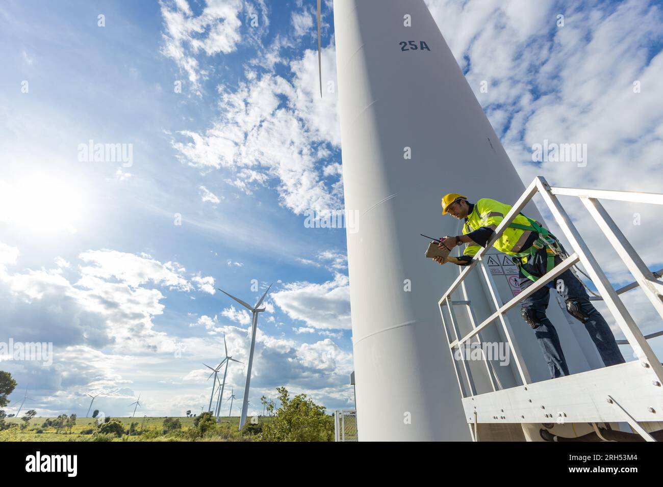 Manutenzione di controllo da parte del tecnico della turbina eolica. Team di ingegneri, manutenzione professionale, sistema di generazione pulita Foto Stock