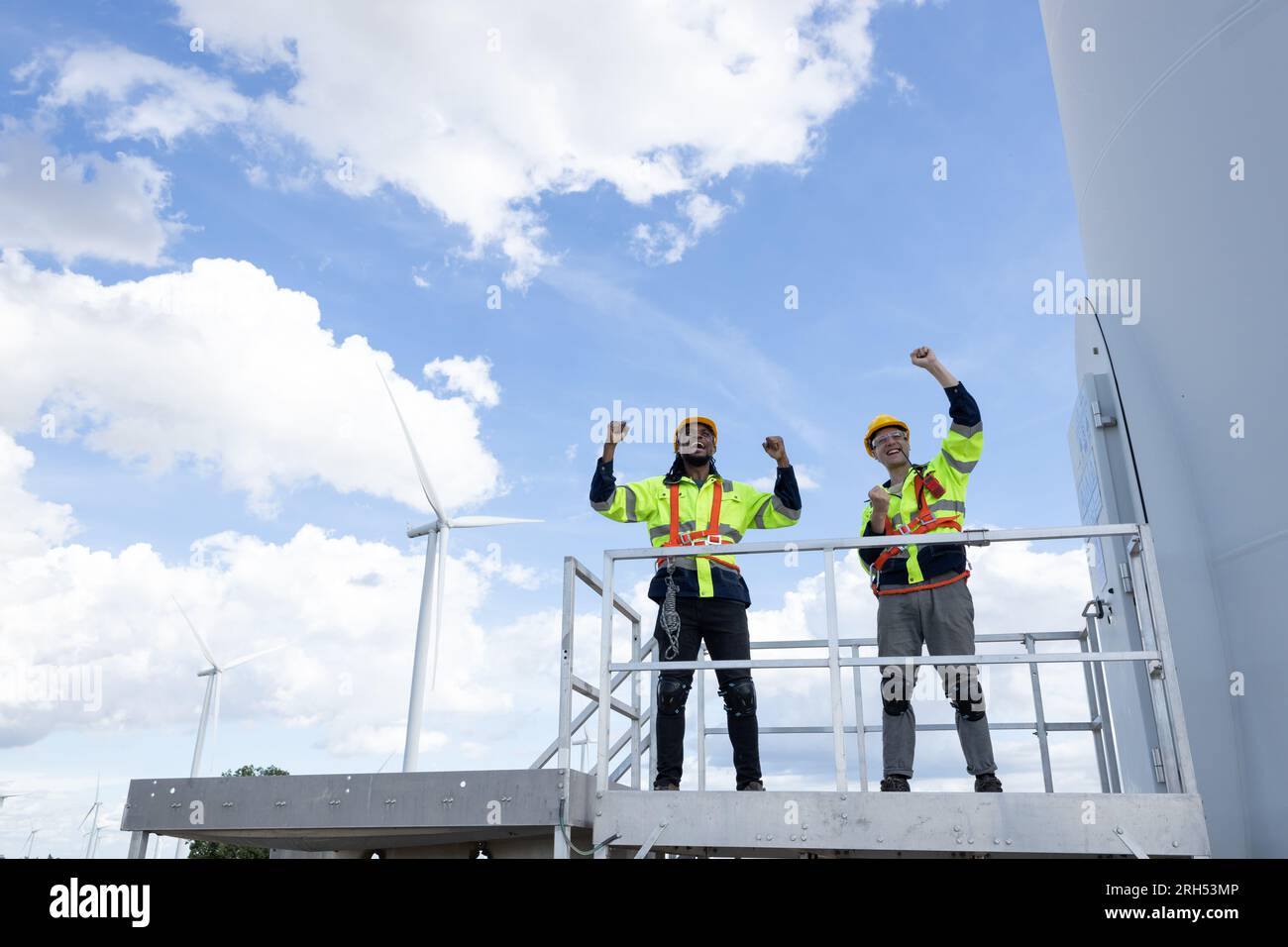 Il team di ingegneri di successo è stato felice di alzare le mani dopo aver terminato l'intervento di assistenza costruisci una nuova infrastruttura per energia pulita con turbina eolica eco-sostenibile Foto Stock Il team di ingegneri di successo è stato felice di alzare le mani dopo aver terminato l'intervento di assistenza costruisci una nuova infrastruttura per energia pulita con turbina eolica eco-sostenibile Foto Stock