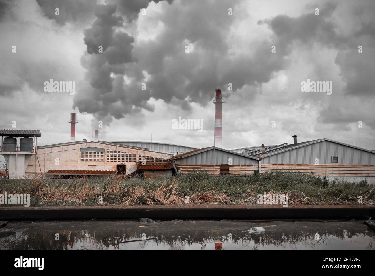 L'inquinamento dell'aria e dell'acqua sporca dell'area industriale drena le acque reflue e i camini di fumo pericolo per l'ambiente e l'ecologia Foto Stock