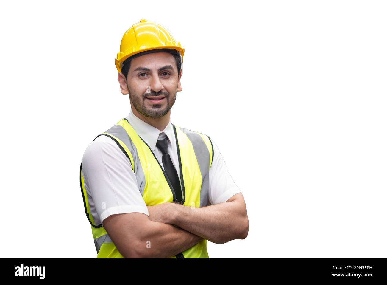 caposquadra dell'ingegnere latino-indiano sorridente. lavoratore felice con elmetto di sicurezza che guarda la fotocamera braccio sicuro incrociato su sfondo bianco con clip Foto Stock