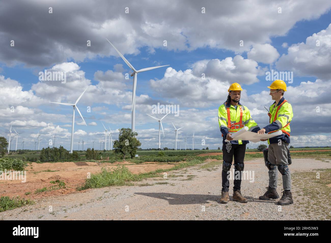 Team maschile di tecnici tecnici di turbine eoliche che lavorano in assistenza, manutenzione, indagine, cantiere edile. Generatore di energia eco-elettrica per persone sostenibili Foto Stock