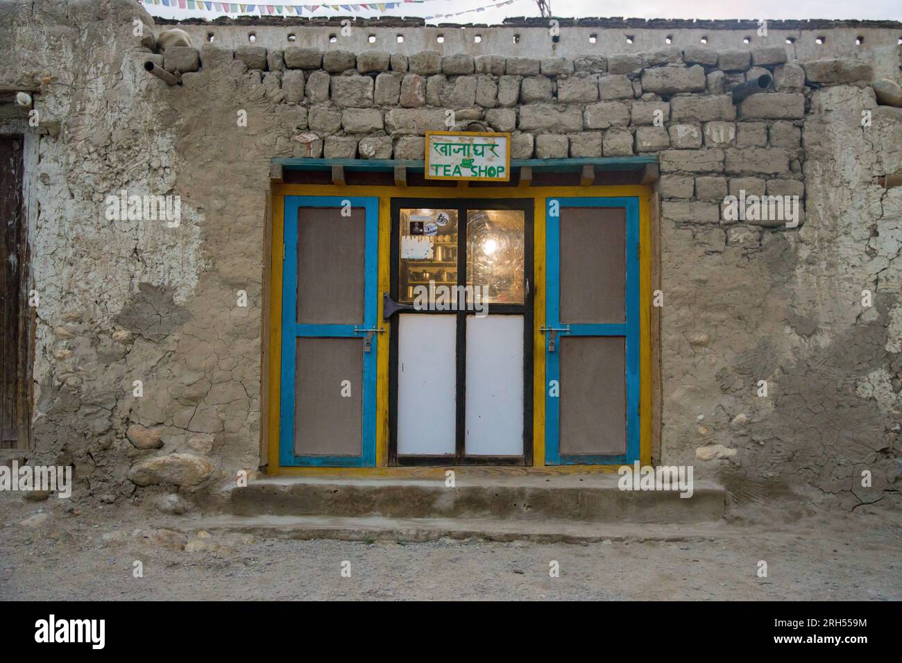 Lo Manthang, Nepal - 23 luglio 2023: Un vecchio e piccolo negozio di tè a Mustang, Nepal. Le case da tè sono un piccolo negozio che vende riso daal bhaat e tradizionale Foto Stock