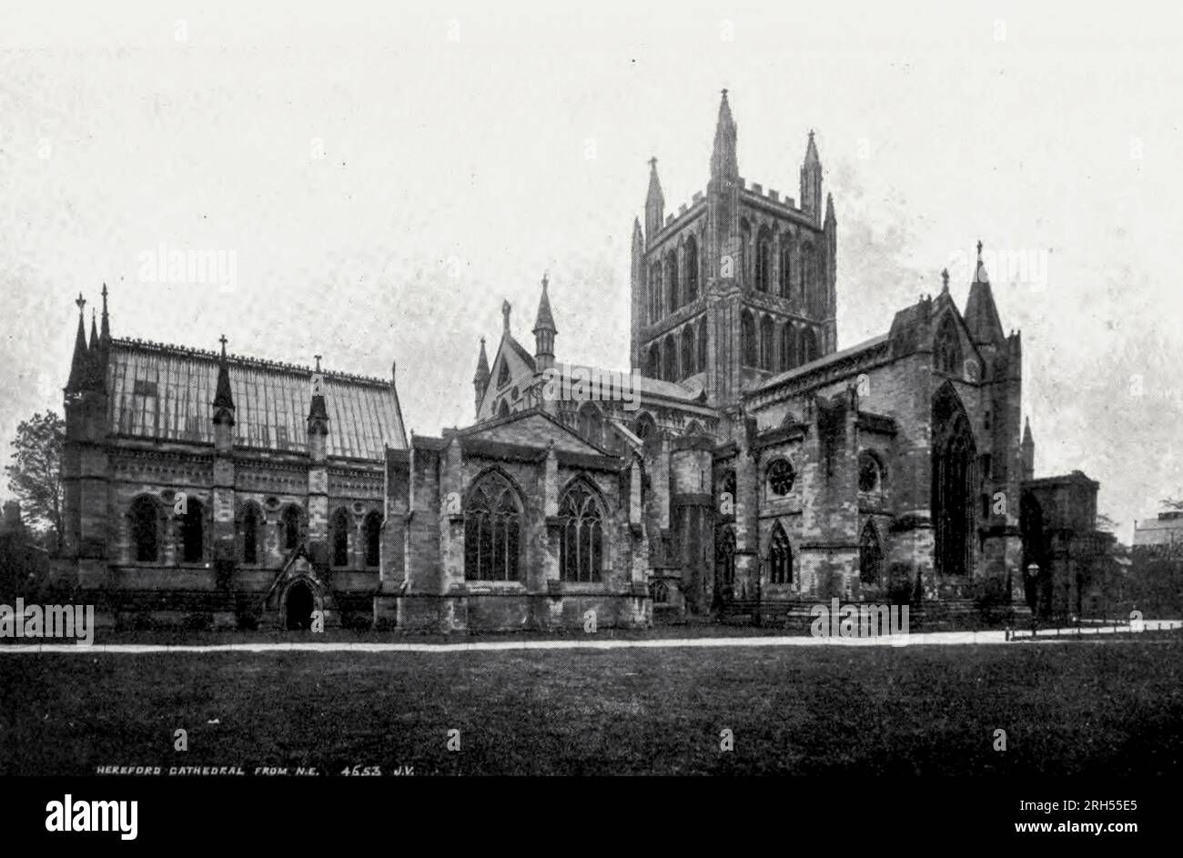 Esterno della CATTEDRALE DI HEREFORD dal libro ' Hereford' di Elizabeth Wilson Grierson, da Tales of English Minsters data di pubblicazione 1910 Publisher London : Adam & Charles Black Hereford è una città cattedrale, parrocchia civile e la città della contea di Herefordshire, Inghilterra. Si trova sul fiume Wye, circa 16 miglia (26 km) ad est del confine con il Galles, 24 miglia (39 km) a sud-ovest di Worcester e 23 miglia (37 km) a nord-ovest di Gloucester. Foto Stock