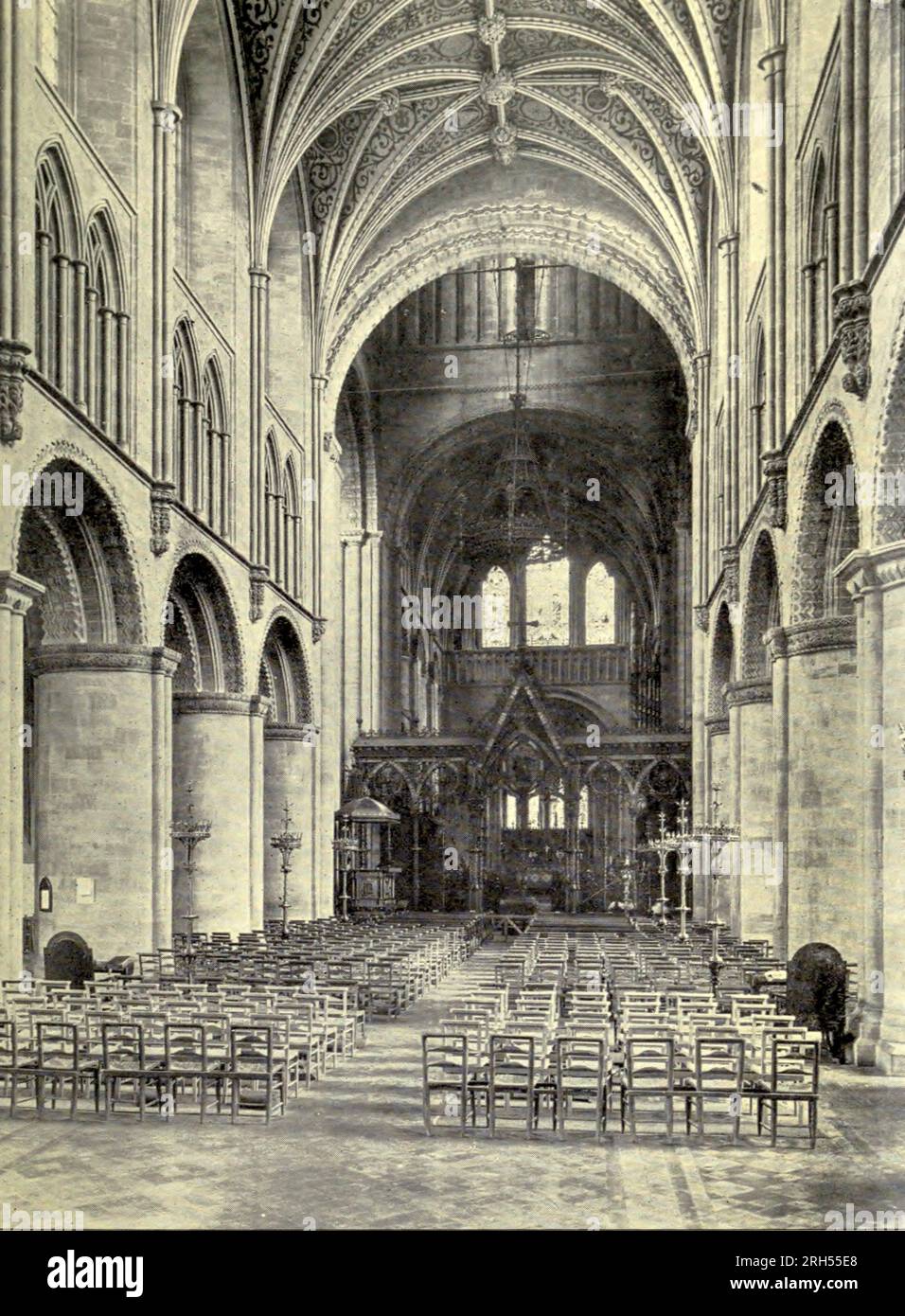 HEREFORD CATHEDRAL The nave dal libro ' Hereford ' di Elizabeth Wilson Grierson, From Tales of English Minsters Publication date 1910 Publisher London : Adam & Charles Black Hereford è una città cattedrale, parrocchia civile e città della contea di Herefordshire, Inghilterra. Si trova sul fiume Wye, circa 16 miglia (26 km) ad est del confine con il Galles, 24 miglia (39 km) a sud-ovest di Worcester e 23 miglia (37 km) a nord-ovest di Gloucester. Foto Stock