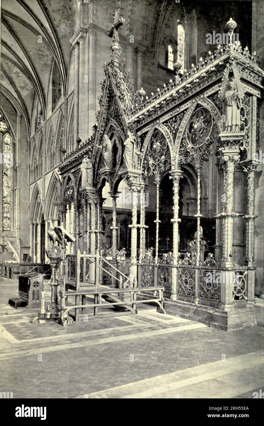 HEREFORD CATHEDRAL The Screen from the book ' Hereford ' di Elizabeth Wilson Grierson, from Tales of English Minsters Publication date 1910 Publisher London : Adam & Charles Black Hereford è una città cattedrale, parrocchia civile e la contea di Herefordshire, Inghilterra. Si trova sul fiume Wye, circa 16 miglia (26 km) ad est del confine con il Galles, 24 miglia (39 km) a sud-ovest di Worcester e 23 miglia (37 km) a nord-ovest di Gloucester. Foto Stock