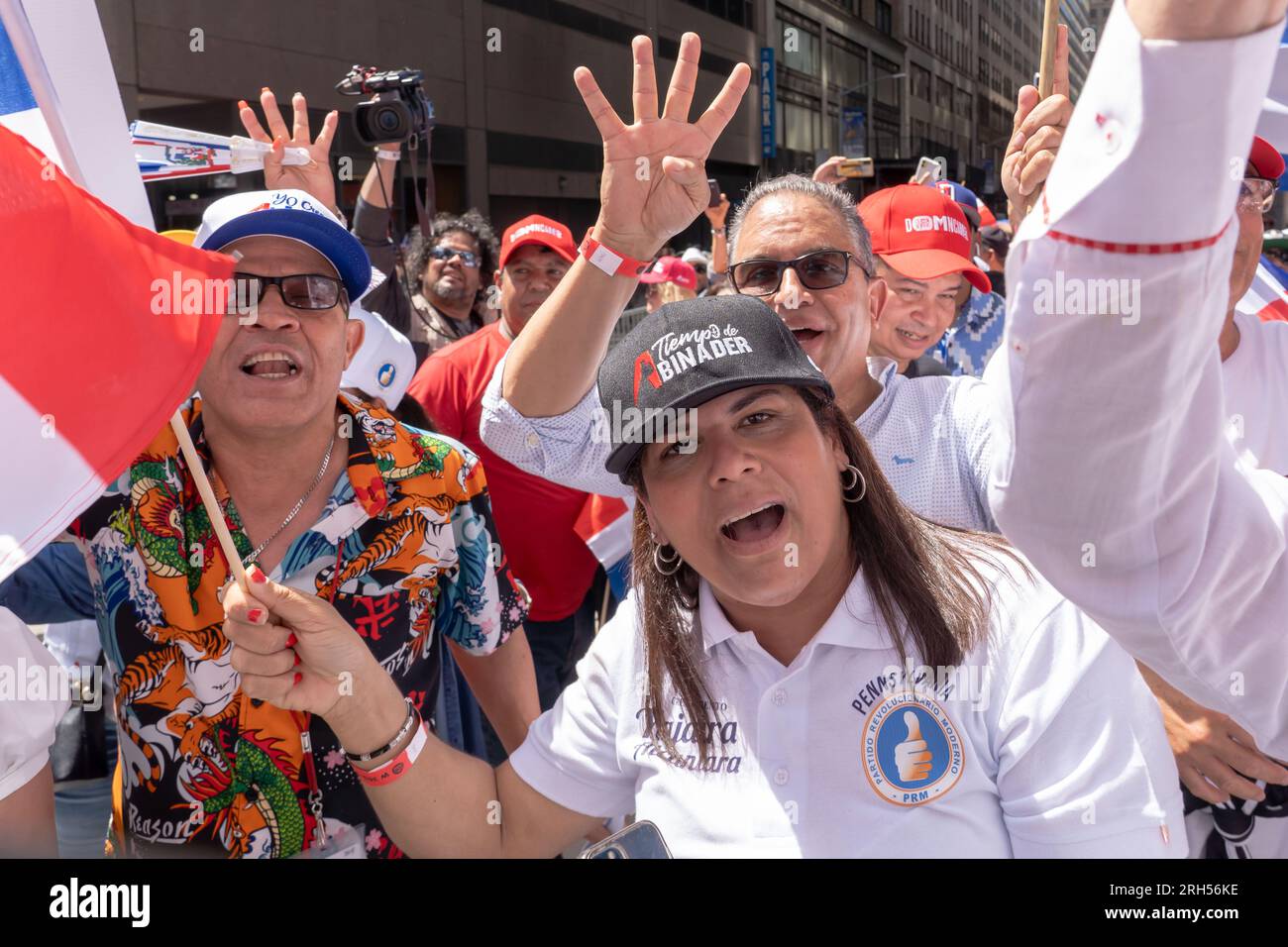 New York, Stati Uniti. 13 agosto 2023. Gli spettatori cantano altri quattro anni per il presidente della Repubblica Dominicana Luis Abinader alla Dominicana Day Parade sulla 6th Avenue a New York. La National Dominican Day Parade ha celebrato 41 anni di marcia sulla Sixth Avenue a Manhattan. La sfilata celebra la cultura, il folklore e le tradizioni dominicane. Credito: SOPA Images Limited/Alamy Live News Foto Stock