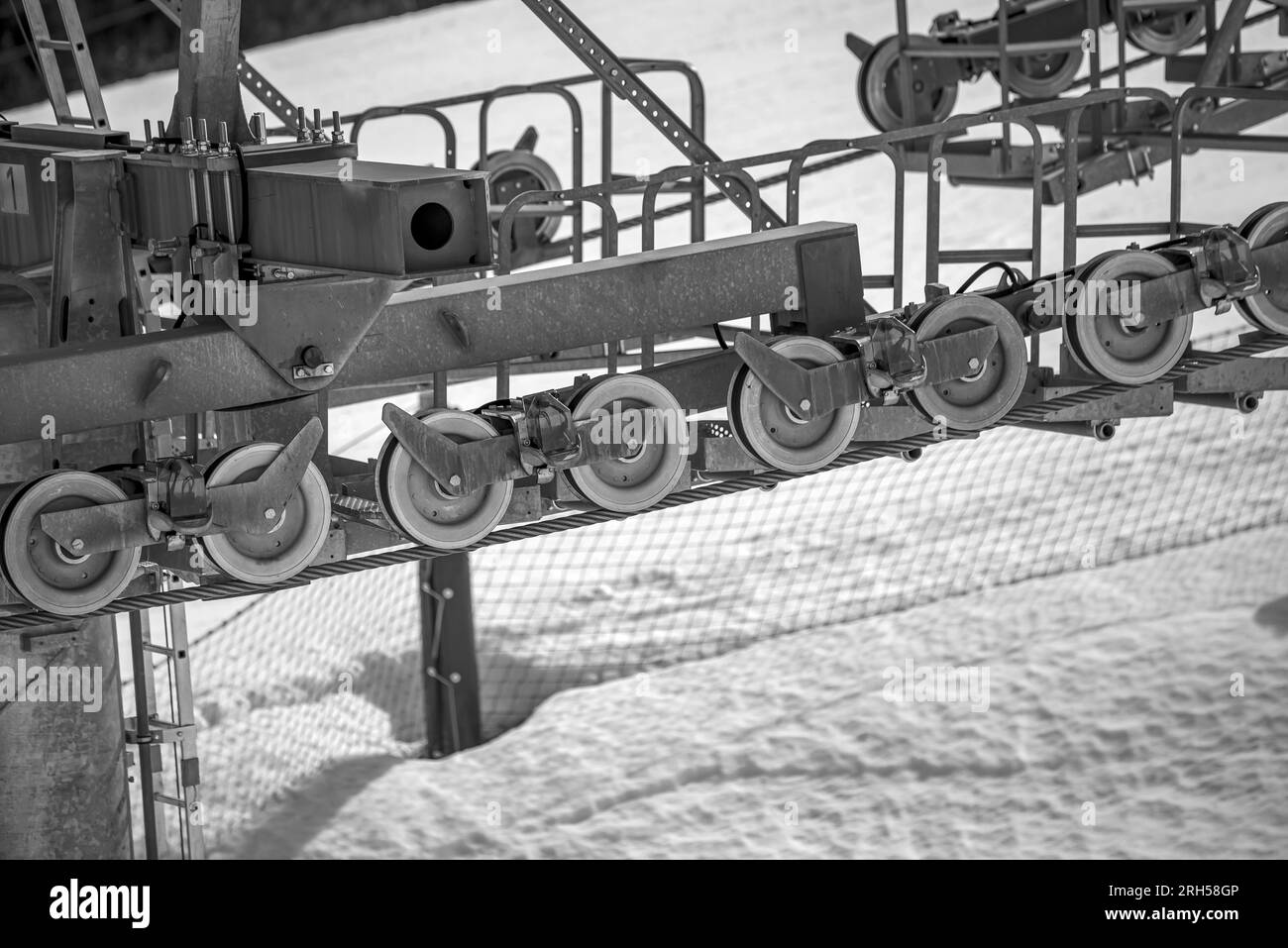 Supporto dello skilift con rulli rotanti e cavo Foto Stock