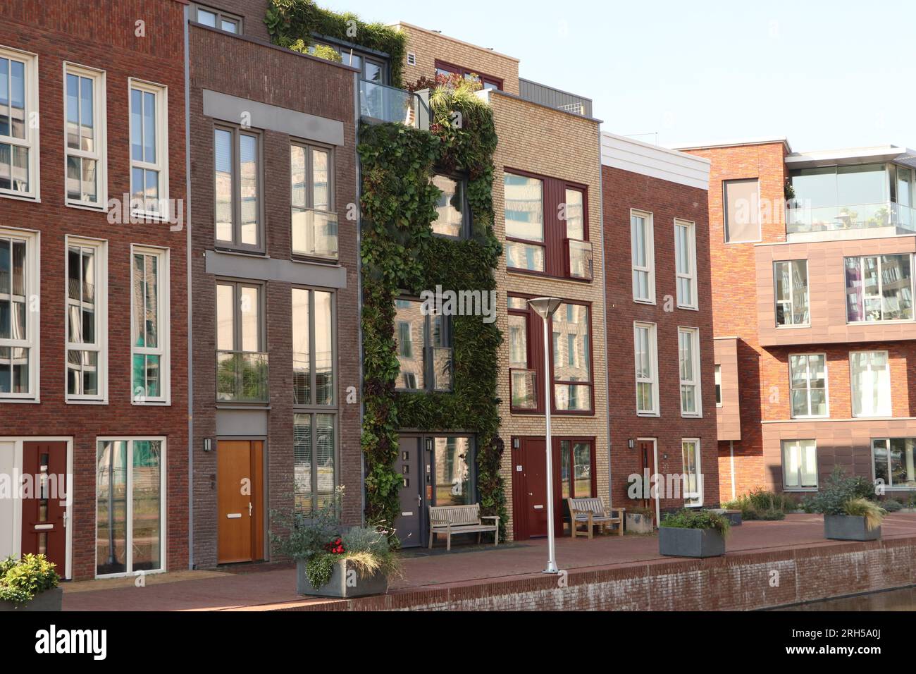 Casa a schiera moderna con facciata verde di oltre 4000 piante a Graaf Floriskade, città olandese di Delft, di FARO Architects, Paesi Bassi, ottobre 2021 Foto Stock
