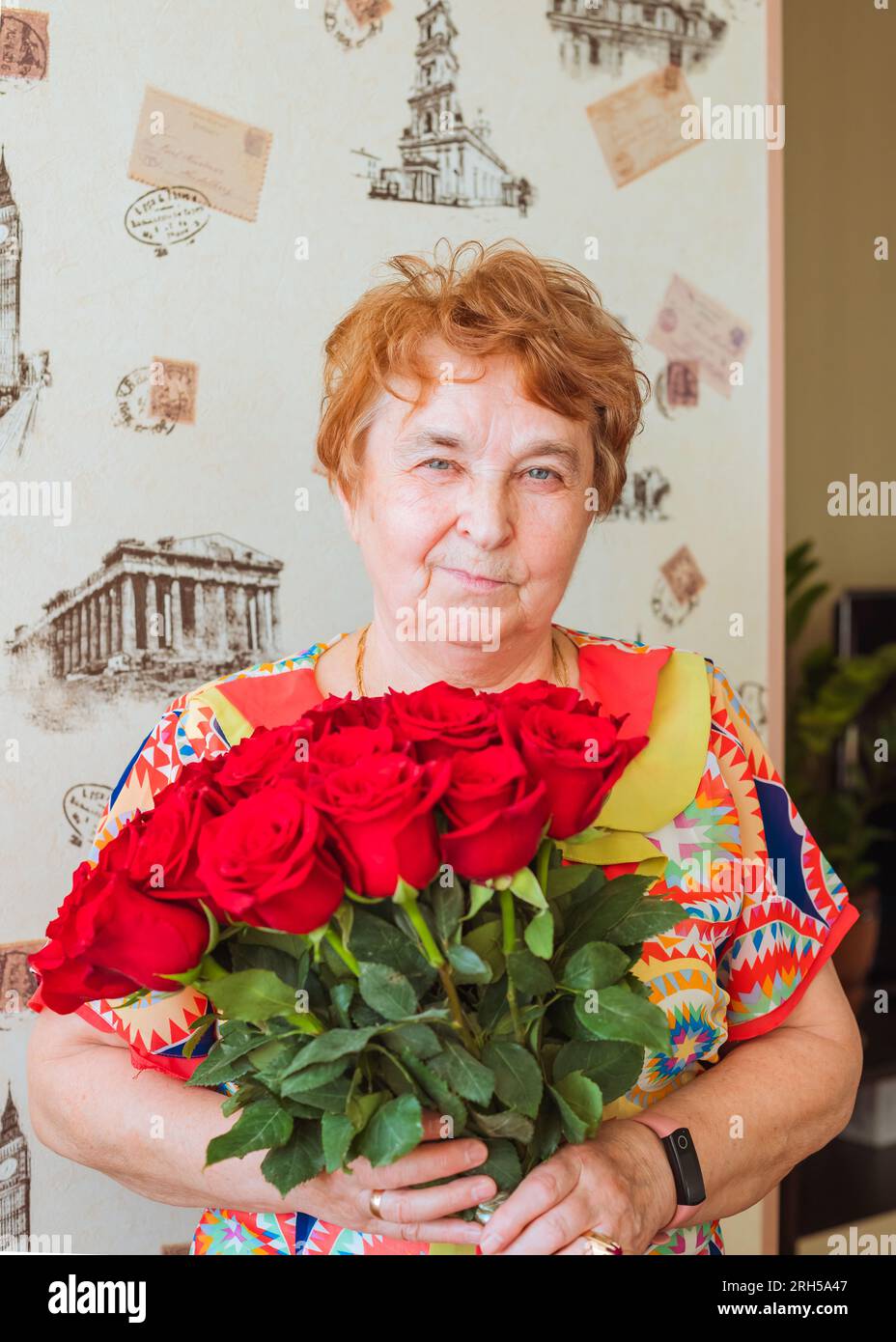 anziano cittadino adulto, anziana donna bianca caucasica, nonna di 73 anni con bouquet di rose rosse. Festa di compleanno, festa della mamma. vista frontale p Foto Stock