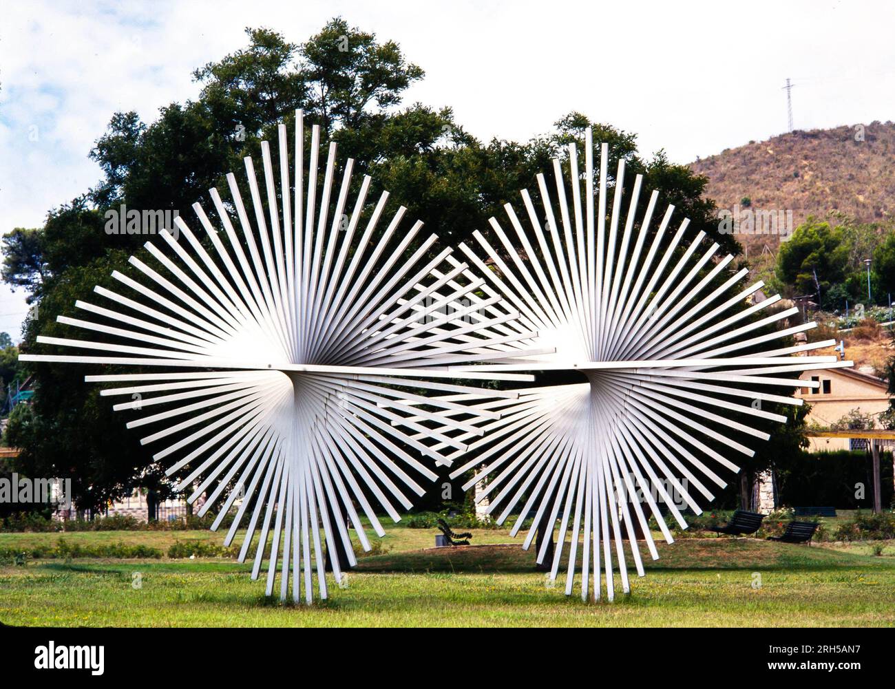 Andreu Alfaro / Dos rombos, 1976, alluminio, 450 x 700 x 370 cm, situado en el Parque de Cervantes de Barcelona. Foto Stock