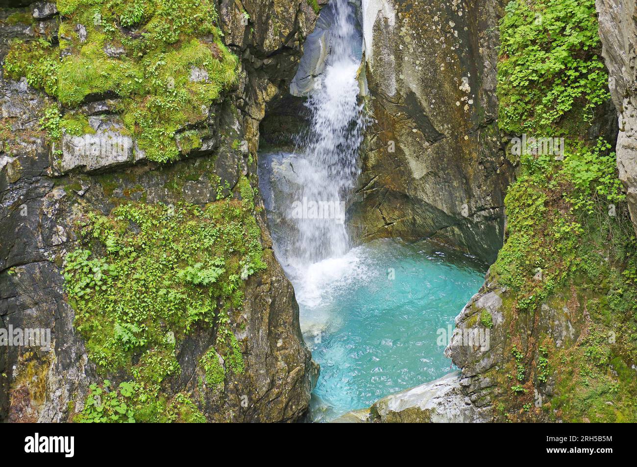 La cascata di Hintertux sta mangiando in profondità nella roccia. Alpi, Austria, Tirolo, Zillertal, Hintertux, 1493 m. Foto Stock