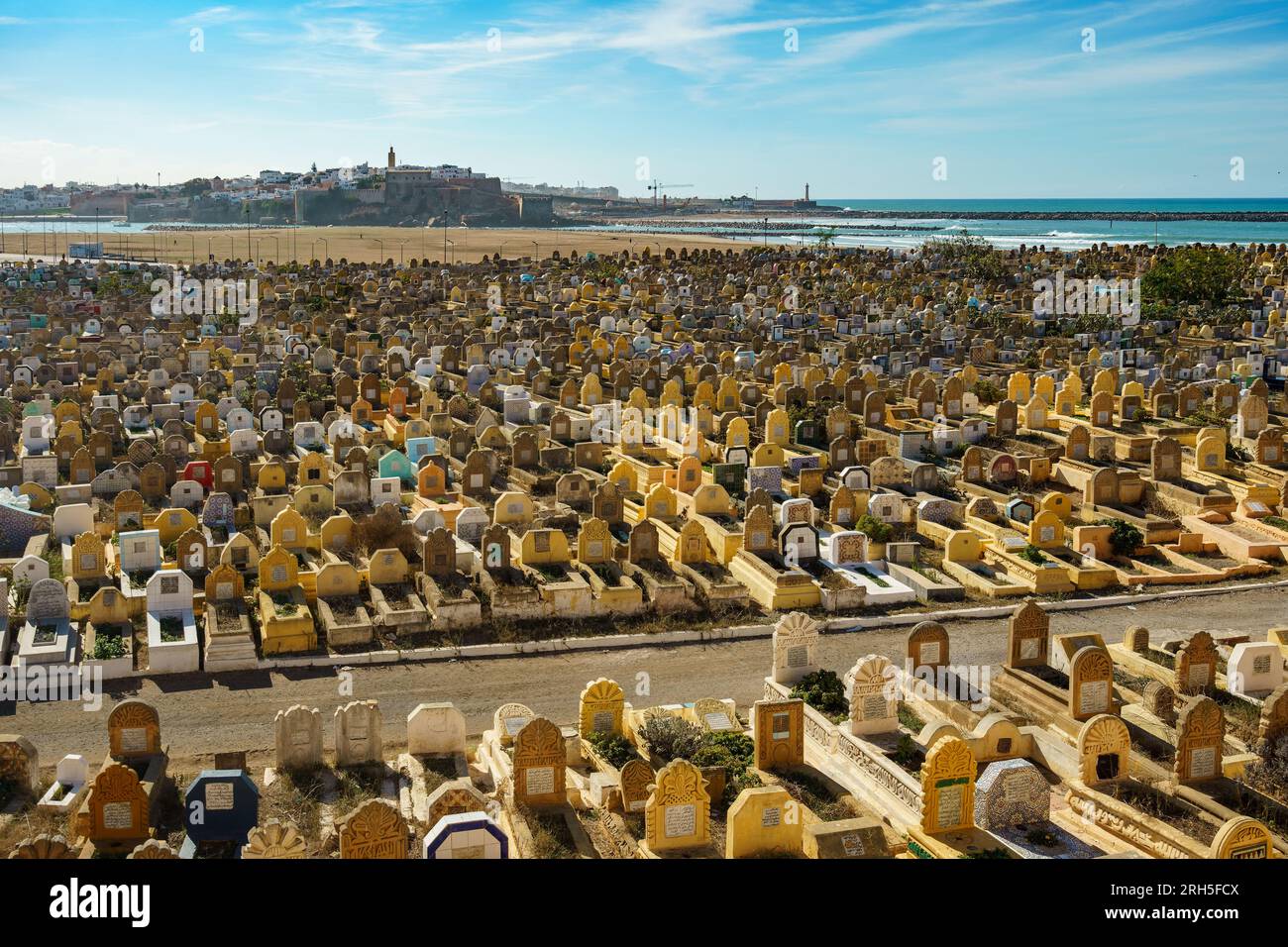 Nord Africa. Marocco. Rabat. Marocco. Rabat. Accumulo di tombe nel cimitero dei martiri musulmani vicino alla Kasbah degli Udayas Foto Stock