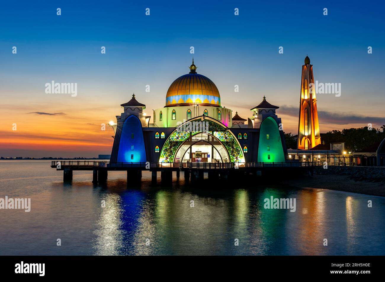 Moschea dello stretto di Malacca al tramonto, Malacca, Malesia Foto Stock