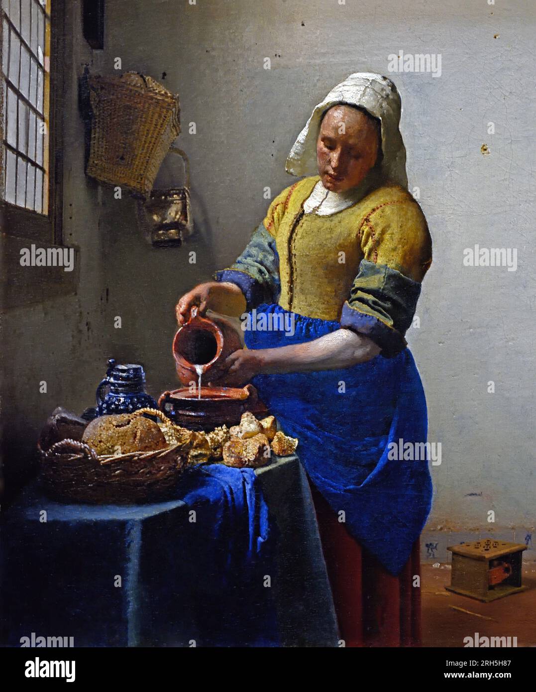 La cameriera della cucina Milkmaid - Het melk meisje (1658-1660) Johannes Jan Vermeer Dutch, Delft 1632–1675 Delft Netherlands (pittore olandese nell'età dell'oro, uno dei più grandi pittori, 17th ° secolo. senza tempo, momenti assennati, rimane enigmatica, inimitabile combinazione di colori e contenuto luminoso sconcertante) Foto Stock