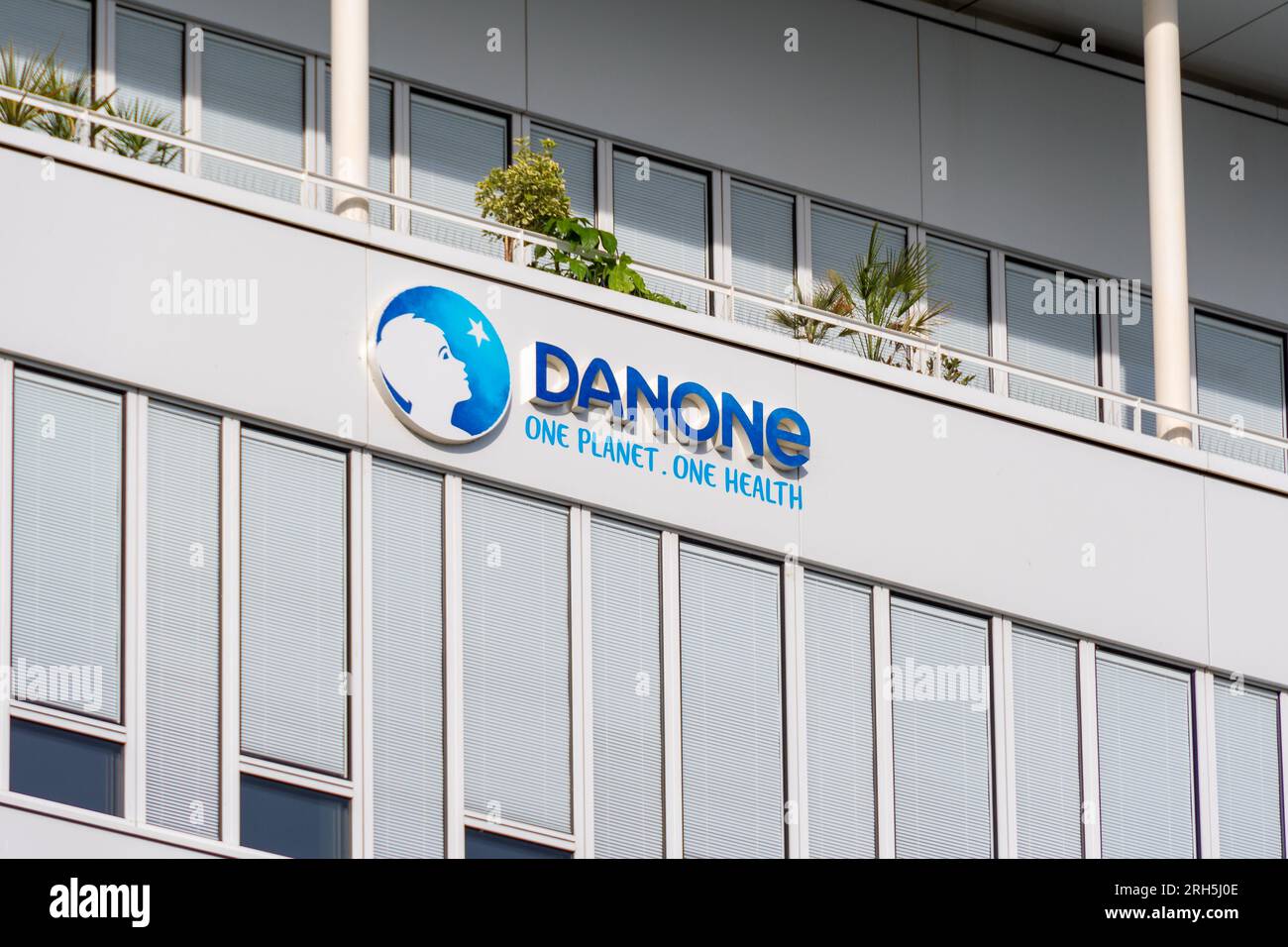 Firma e logo sull'edificio della sede centrale di Danone. Danone è un gruppo multinazionale francese che produce e vende prodotti alimentari Foto Stock
