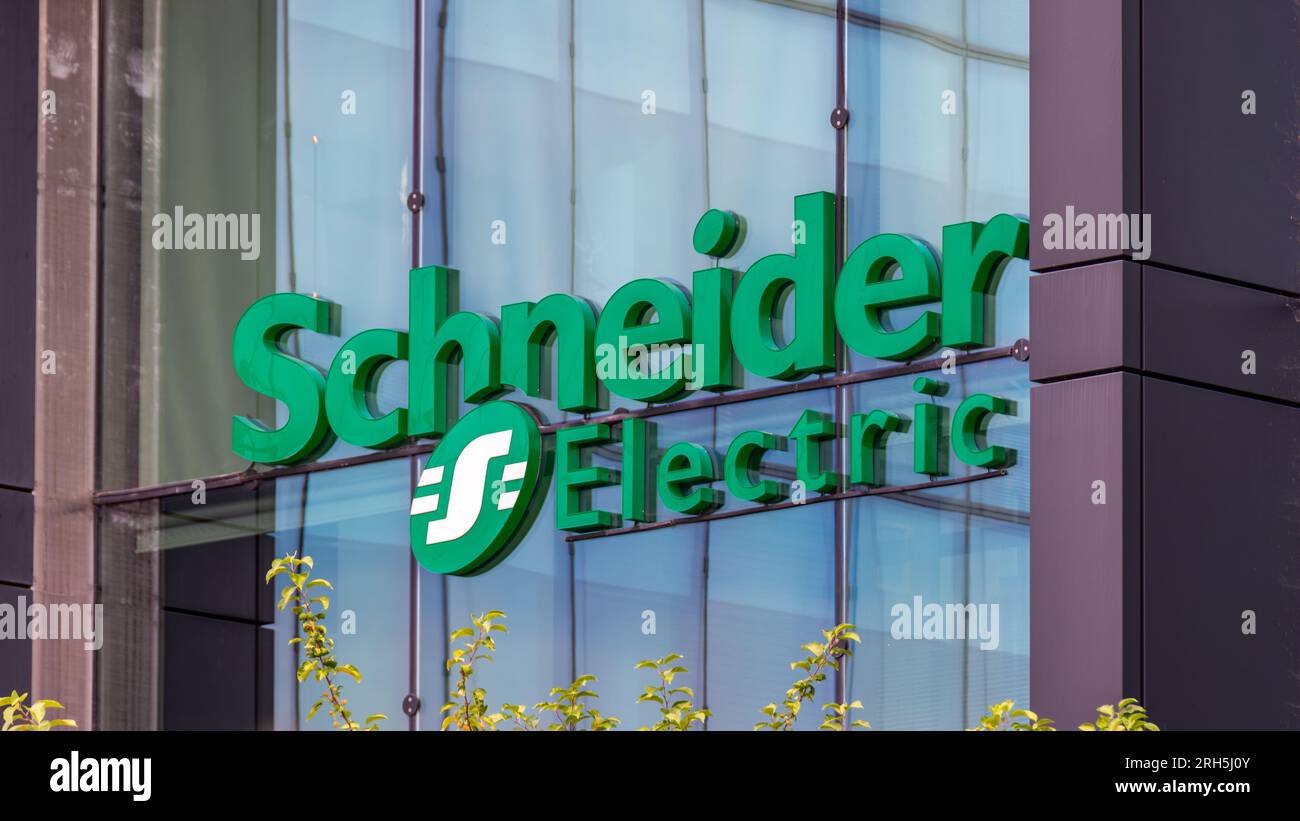 Firma e logo nella sede centrale di Schneider Electric, una multinazionale francese specializzata nell'automazione digitale e nella gestione dell'energia Foto Stock