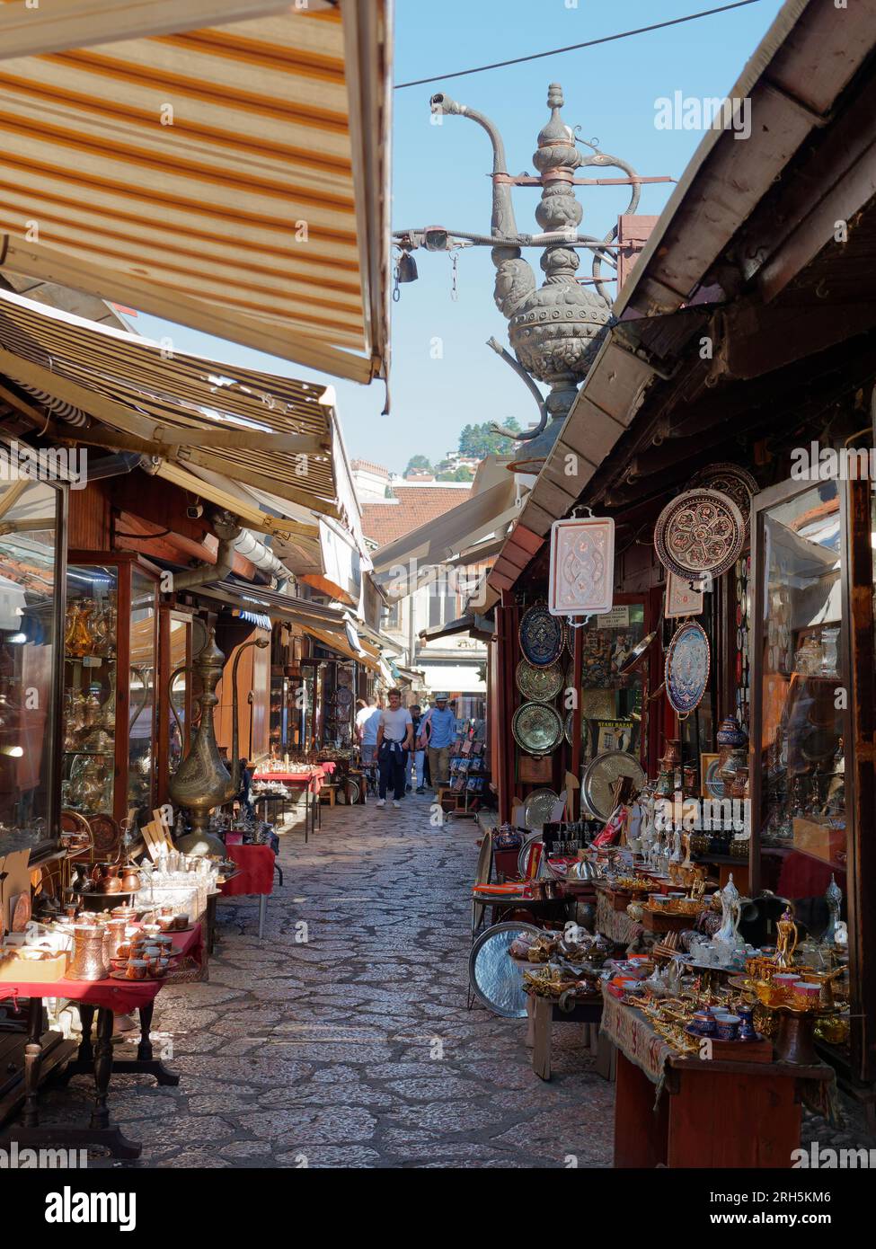 Kazandžiluk, alias Coppersmith Street alias Coppersmiths' Alley nel quartiere di Bascarsija a Sarajevo, Bosnia-Erzegovina, 13 agosto 2023. Foto Stock