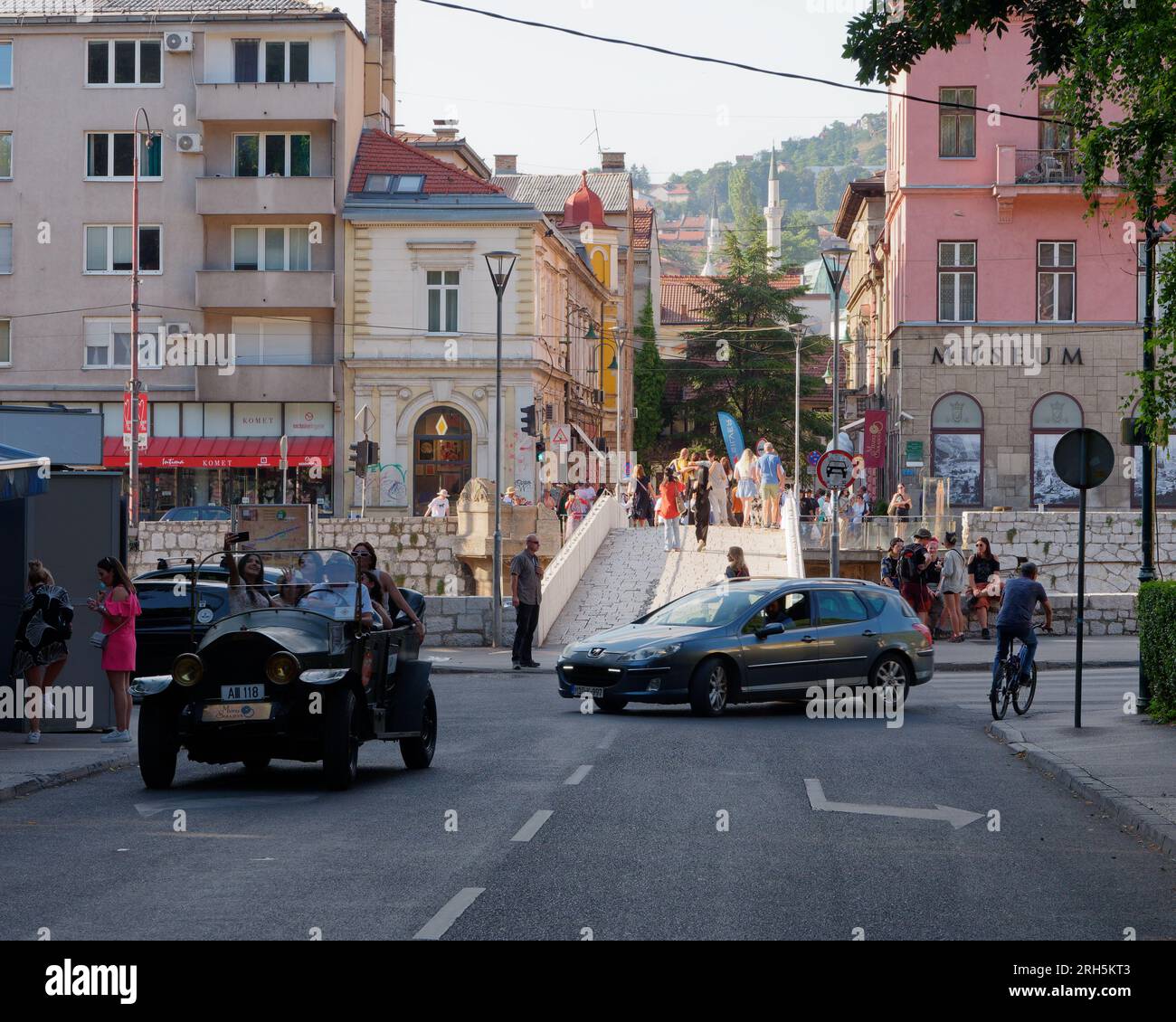 Auto replica Gräf & Stift, Ponte Latino, sito dell'assassinio del 1914 e Museo dietro. Sarajevo, Bosnia ed Erzegovina, 13 agosto 2023. Foto Stock