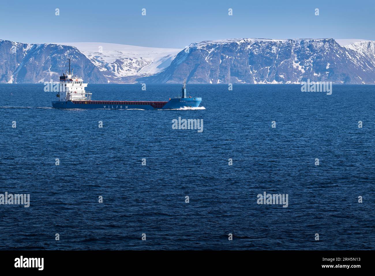 La nave General Cargo, WILSON PORI, naviga attraverso il Mare di Barents (Barentshavet) A breve distanza da Honningsvåg, Norvegia. 5 maggio 2023 Foto Stock
