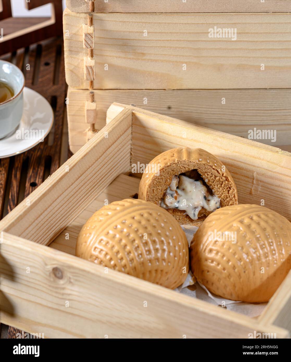 Dim sum - panino tradizionale di pasta Bao marrone della Cina meridionale ripieno con crema di noci, panino di noci Foto Stock