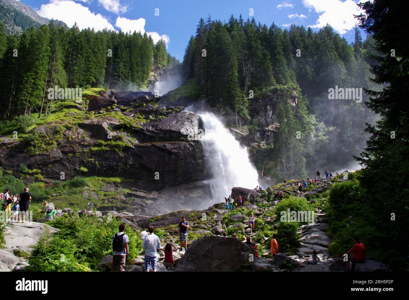 Cascate di Krimml, Austria, cascata con alberi sopra la testa. Foto Stock