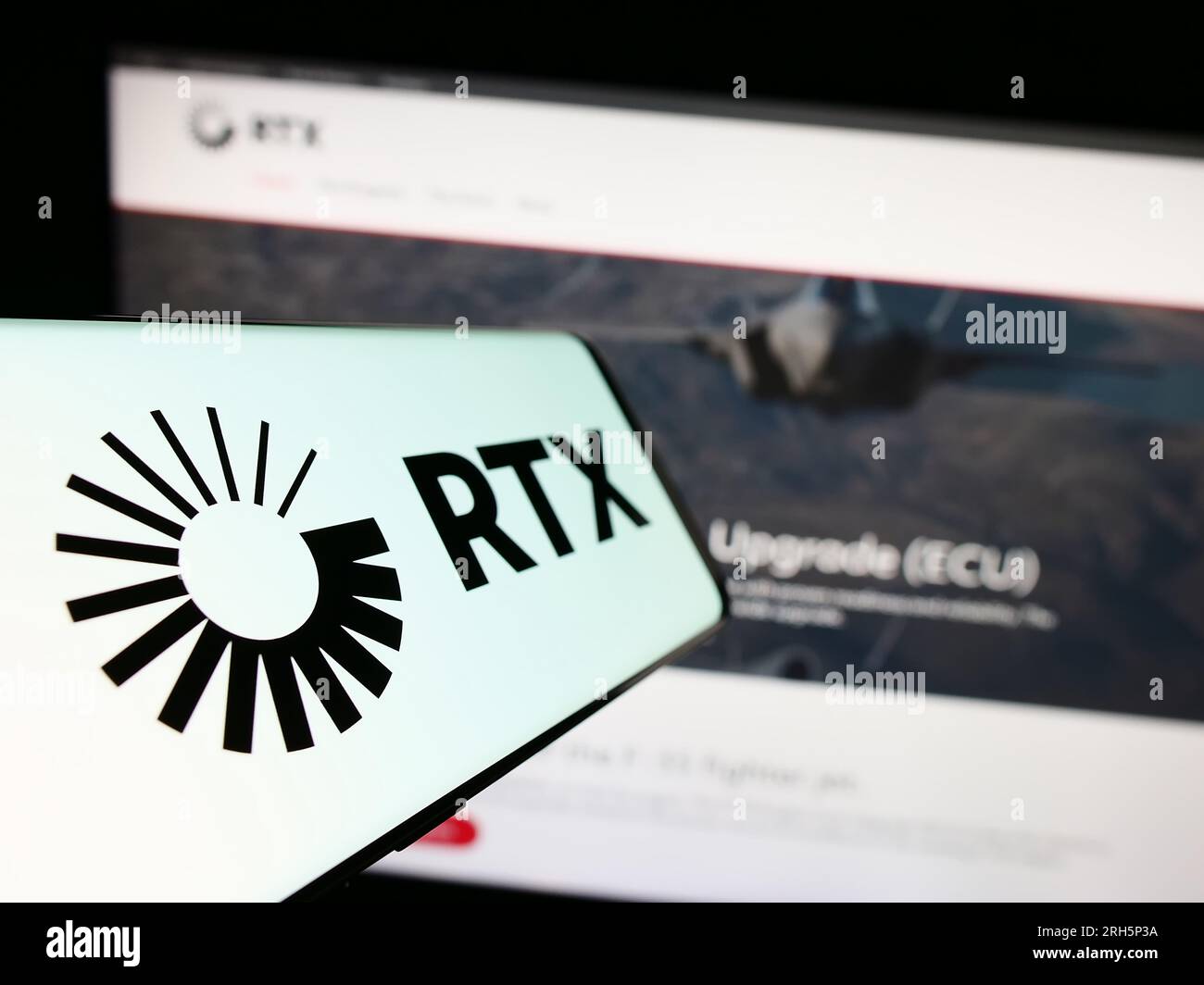 Telefono cellulare con il logo della società statunitense per il settore aerospaziale e della difesa RTX Corporation sullo schermo davanti al sito Web. Mettere a fuoco il display centrale sinistro del telefono. Foto Stock