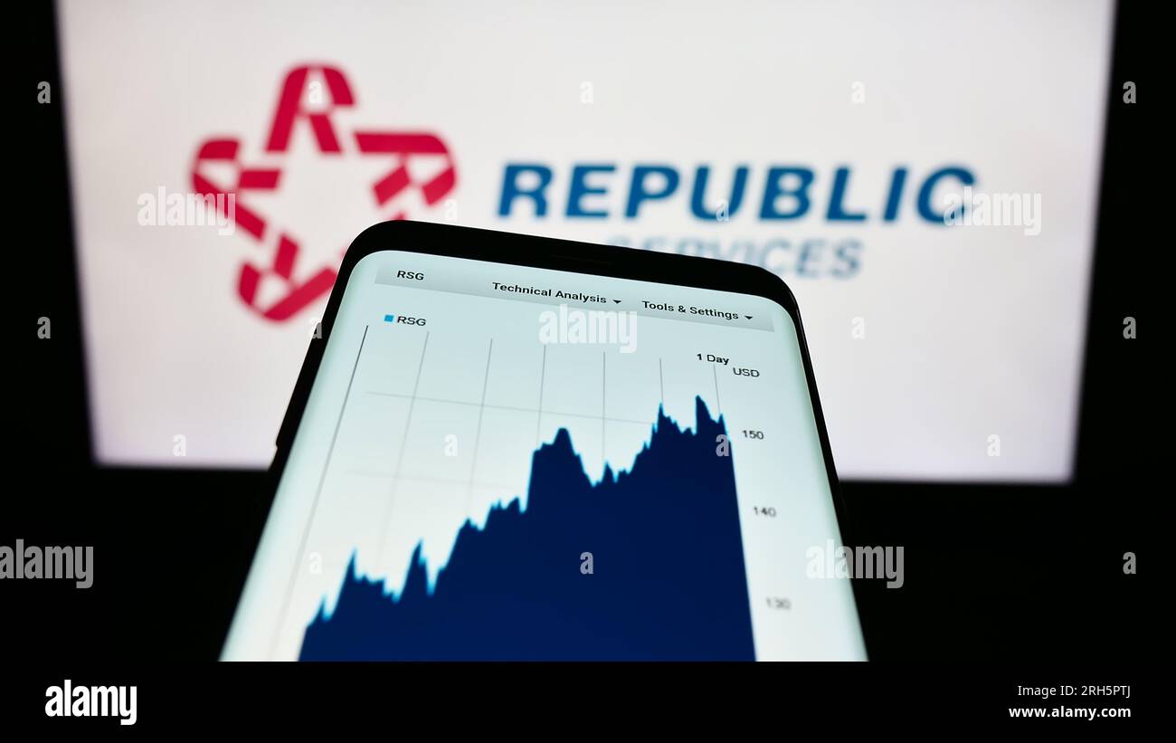 Smartphone con sito Web della società statunitense per lo smaltimento dei rifiuti Republic Services Inc. Sullo schermo davanti al logo. Mettere a fuoco in alto a sinistra sul display del telefono. Foto Stock