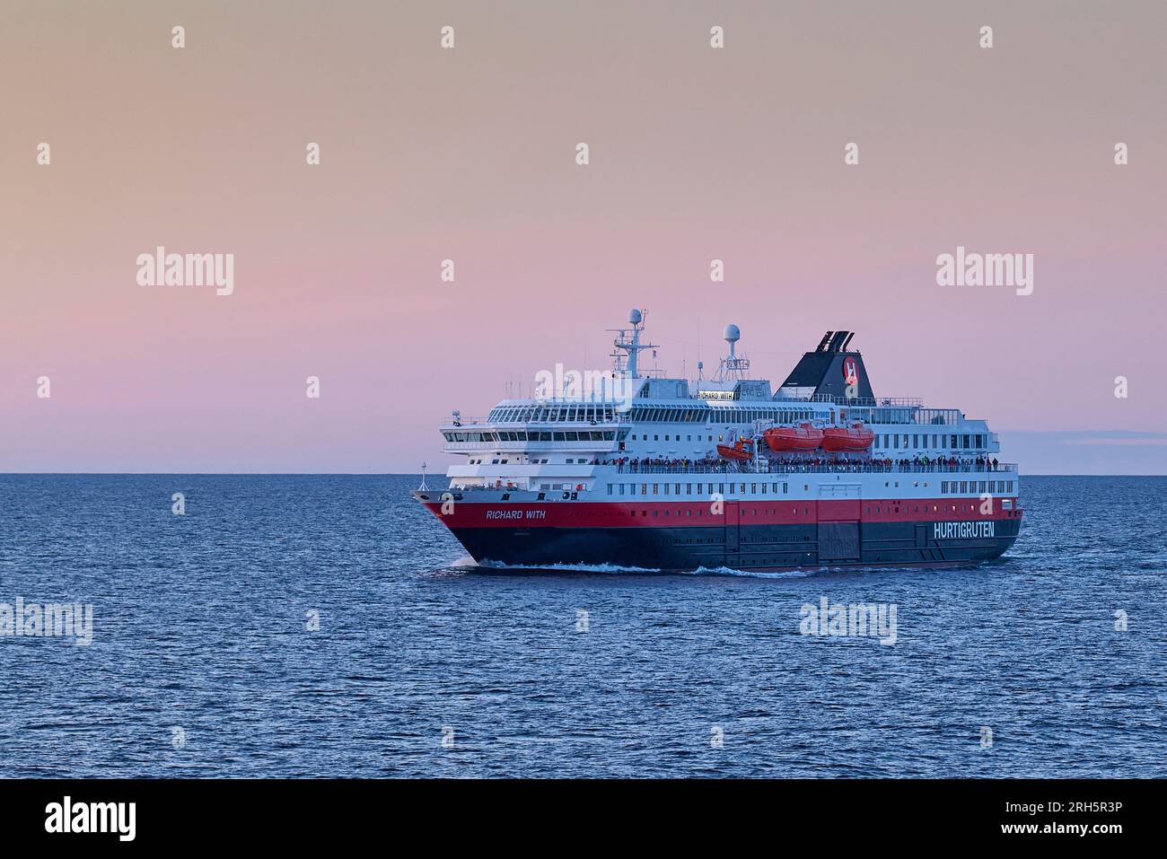 Il Norwegian Hurtigruten Passenger Ferry, MS RICHARD WITH, naviga verso sud nel Mare di Barents durante la domenica di mezzanotte 6 maggio 2023 Foto Stock