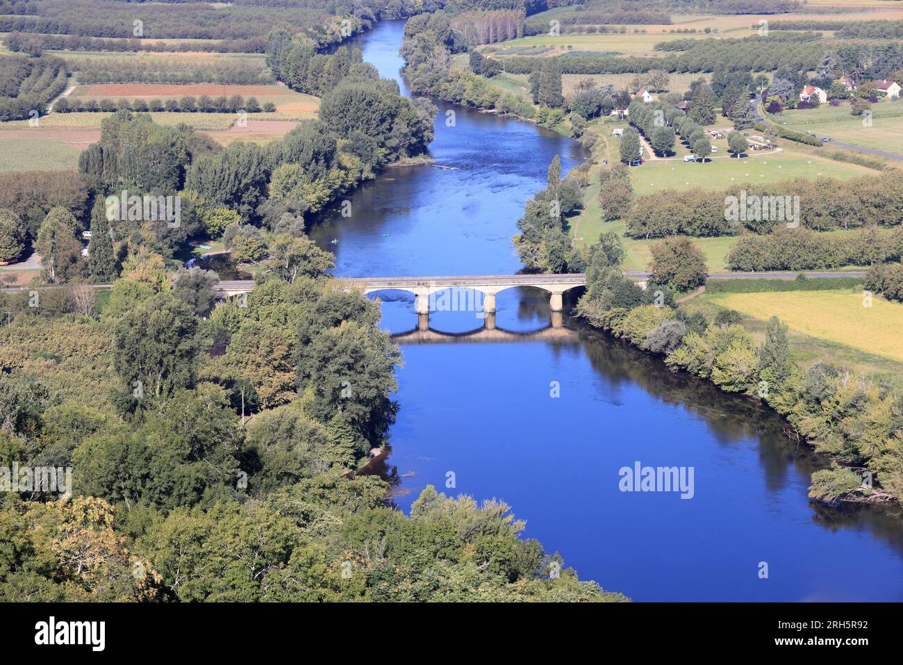 Vue aérienne de la rivière Dordogne entre Domme et la Roque-Gageac en Périgord Noir. La vallée de la Dordogne est une région de polyculture et de tour Foto Stock