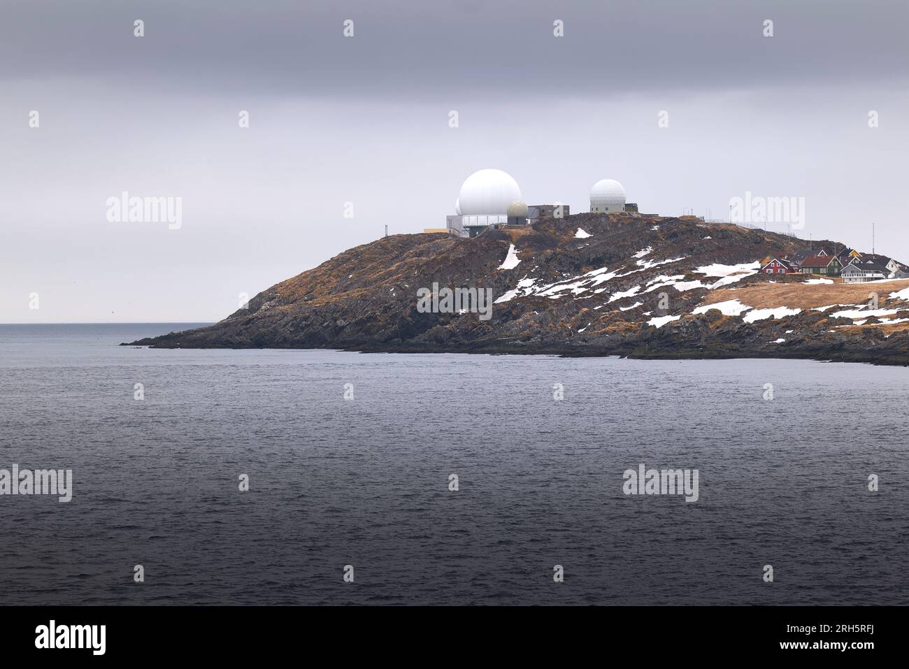 GLOBUS II & III radar Domes, gestito dal Norwegian Intelligence Service (NIS) for Intelligence & Early Warning a Vardø, Norvegia. 7 maggio 2023 Foto Stock