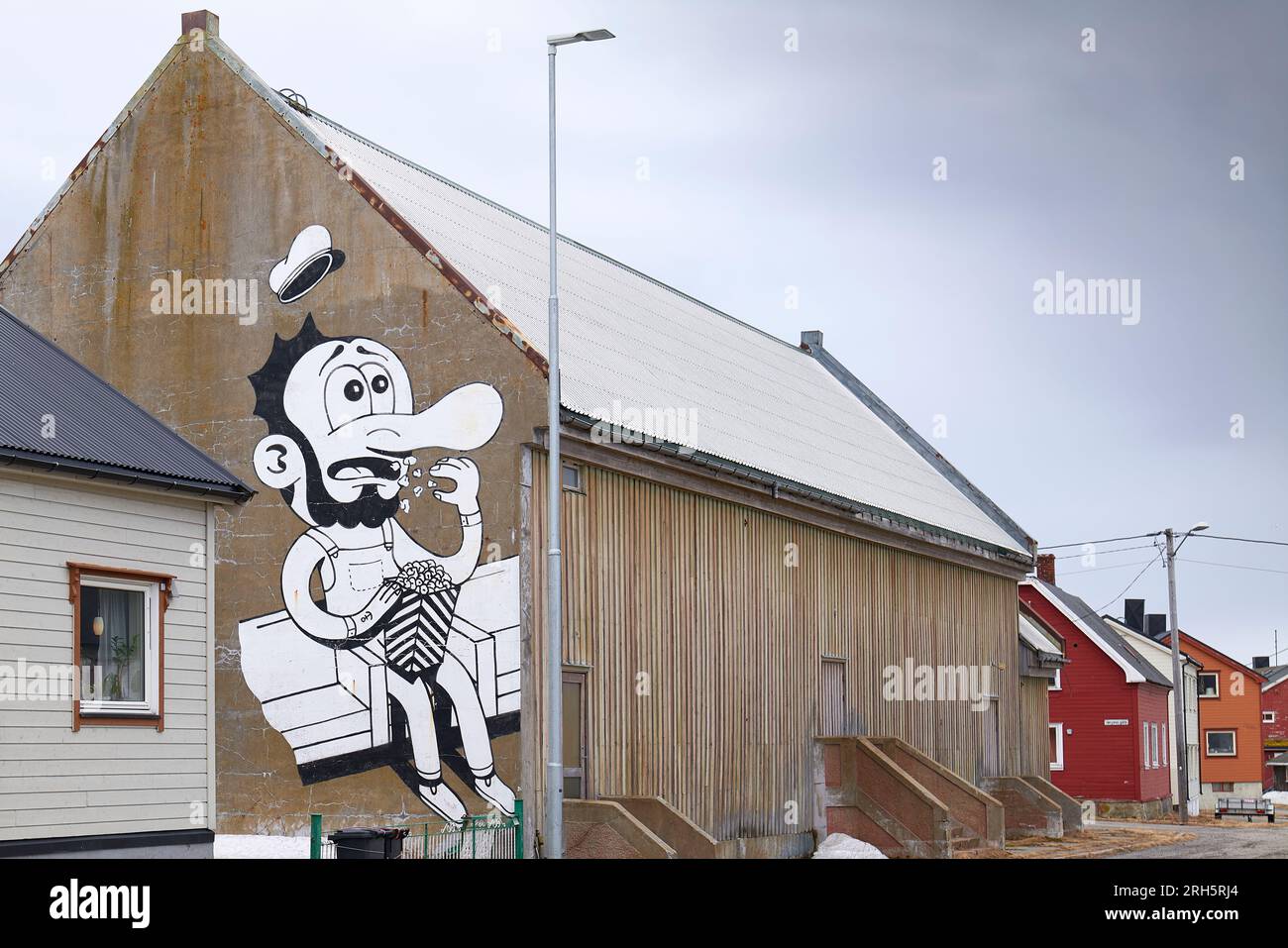 Un'illustrazione di cartoni animati su Un magazzino, una delle tante illustrazioni sparse per la città artica norvegese di Vardø. Norvegia. 7 maggio 2023 Foto Stock