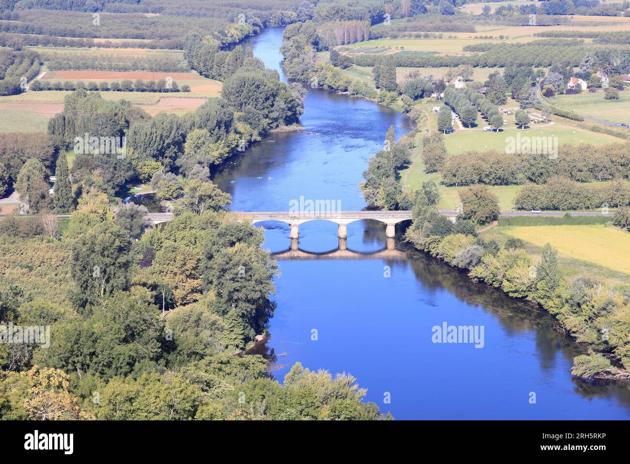 Vue aérienne de la rivière Dordogne entre Domme et la Roque-Gageac en Périgord Noir. La vallée de la Dordogne est une région de polyculture et de tour Foto Stock