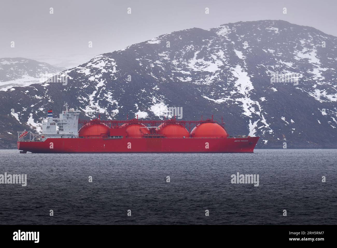 L'autocisterna a gas naturale liquefatto DI 288 m, ARCTIC PRINCESS, dipinta in arancione internazionale, ancorata al largo di Hammerfest, nell'Artico settentrionale della Norvegia. 8 maggio 2023 Foto Stock