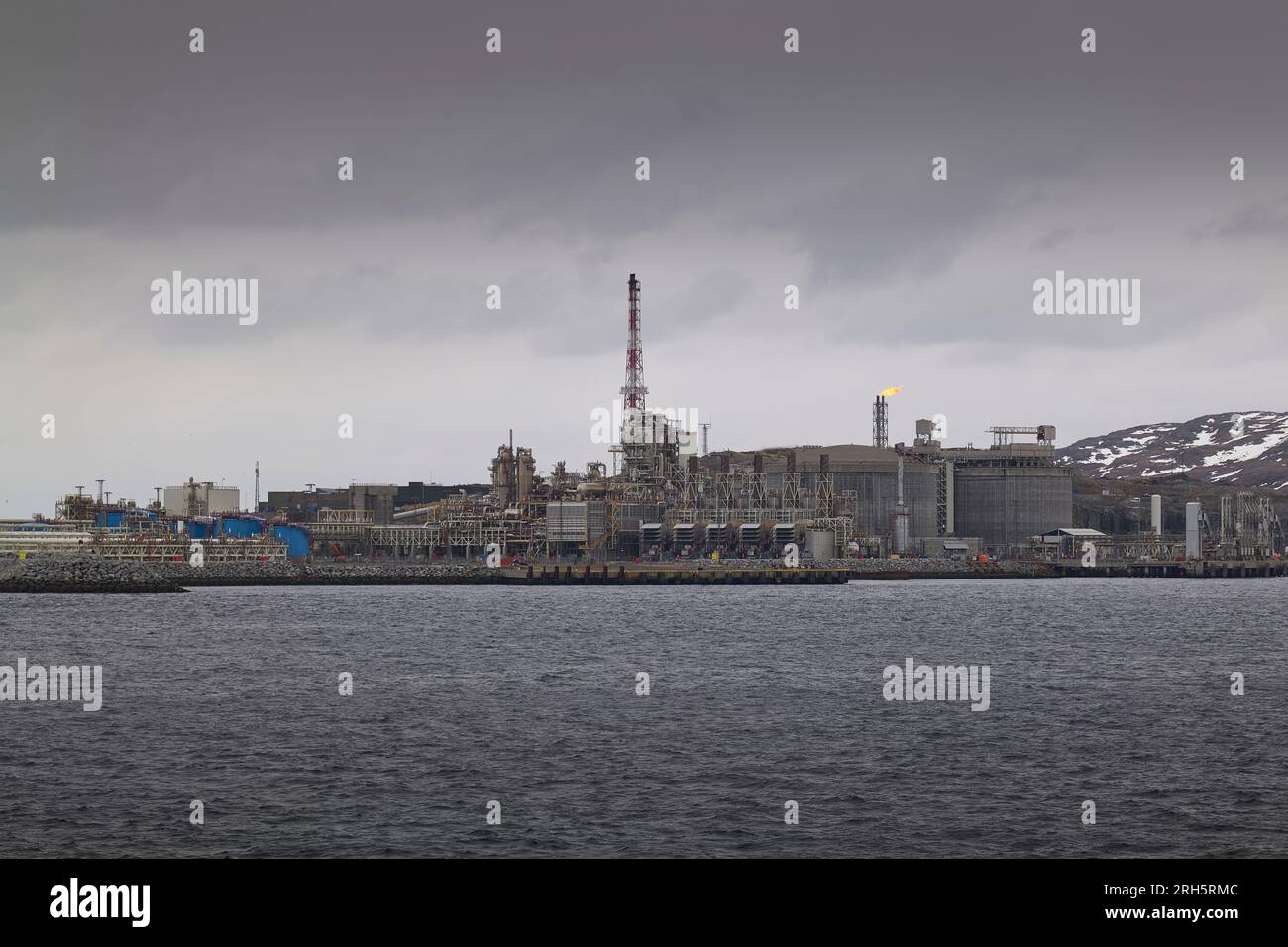 L'isola industriale di Melkøya, dove il gas proveniente dai giacimenti di gas naturale di Snøhvit viene convertito in gas naturale liquefatto. Norvegia 8 maggio 2023. Foto Stock