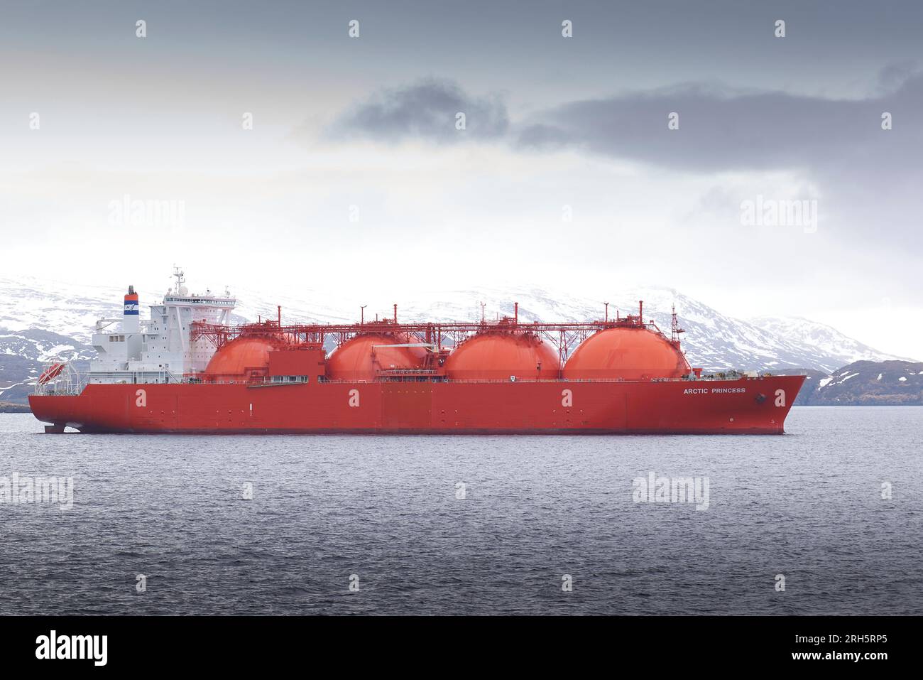 L'autocisterna a gas naturale liquefatto DI 288 m, ARCTIC PRINCESS, dipinta in arancione internazionale, ancorata al largo di Hammerfest, nell'Artico settentrionale della Norvegia. 8 maggio 2023 Foto Stock