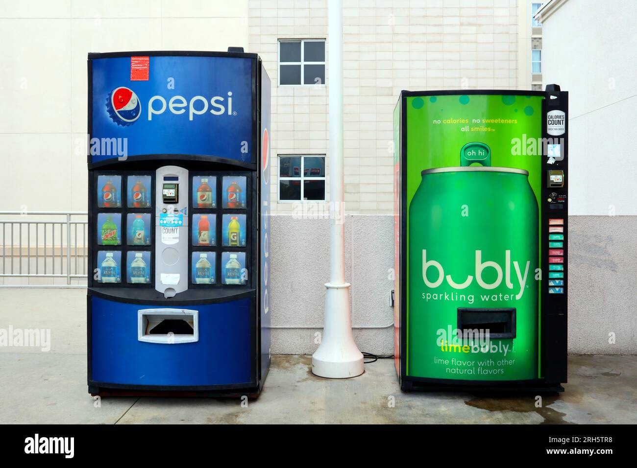 Distributori automatici Pepsi e Bubly Foto Stock