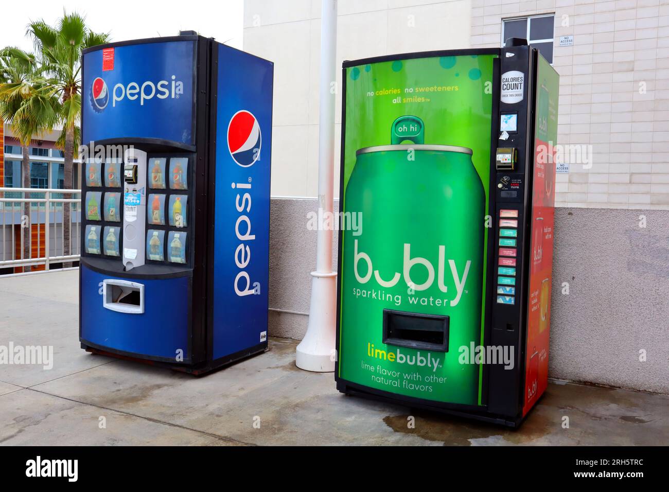 Distributori automatici Pepsi e Bubly Foto Stock