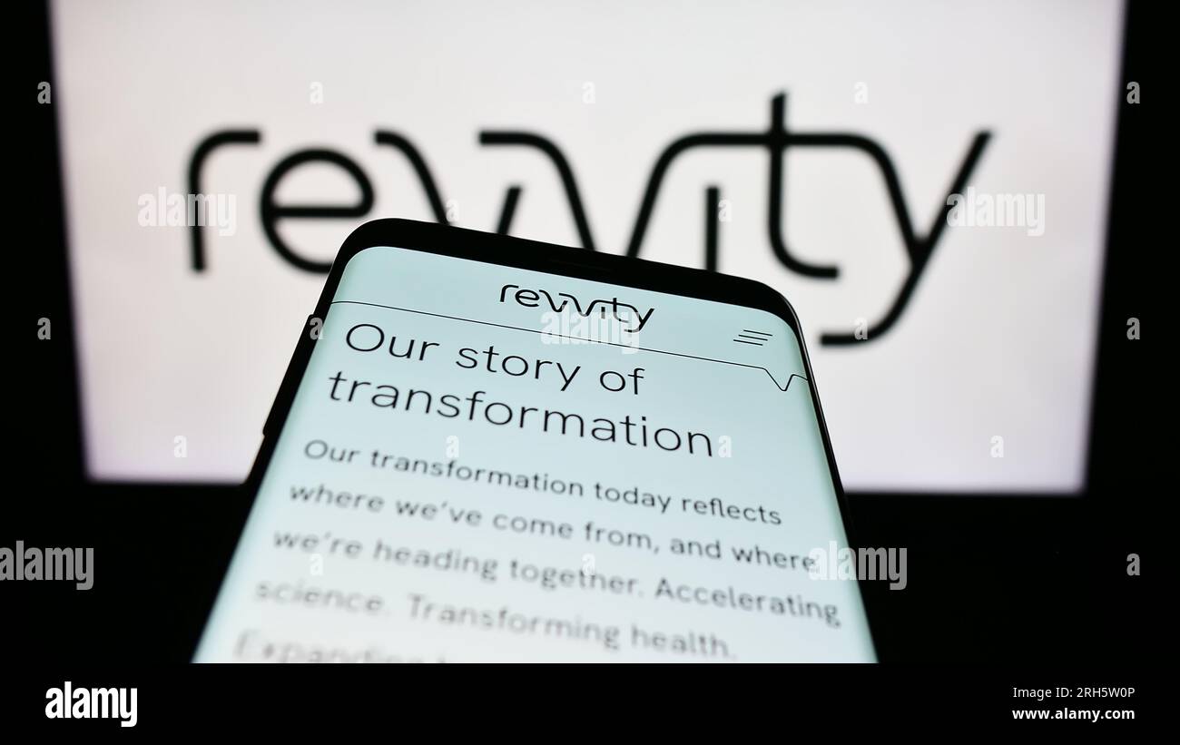Smartphone con sito Web della società statunitense Revvity Inc. Sullo schermo davanti al logo aziendale. Mettere a fuoco in alto a sinistra sul display del telefono. Foto Stock