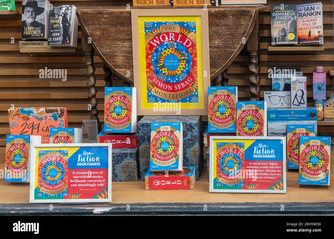 The World: A Family History di Simon Sebag Montefiore Books, book shop window display, Inghilterra, Regno Unito Foto Stock