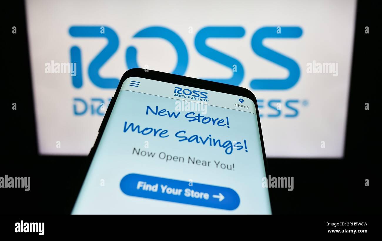 Smartphone con pagina Web della società di vendita al dettaglio statunitense Ross Stores Inc. Sullo schermo davanti al logo aziendale. Mettere a fuoco in alto a sinistra sul display del telefono. Foto Stock