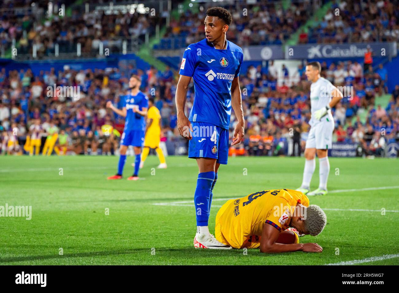 Gaston Alvarez (Getafe) e Ronald Araujo (Barcellona) dopo il controverso gioco con la presunta penalità non fischiata dall'arbitro alla fine della partita di calcio LaLiga EA Sports tra Getafe e Barcellona giocata al Coliseum Alfonso Perez Stadium il 13 agosto 2023 a Getafe, in Spagna Foto Stock