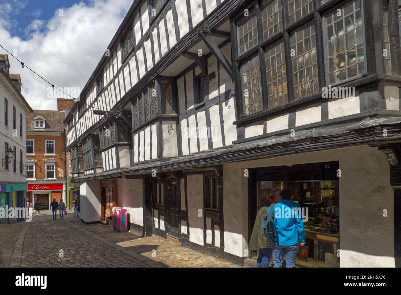 Shrewsbury, Shropshire, Inghilterra, Regno Unito - persone che guardano in una vetrina nello storico edificio medievale con strutture in legno di Abbots House a Butcher Row Foto Stock
