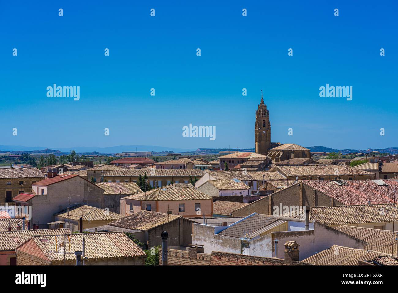 Vista panoramica di una città con un campanile. Sádaba, provincia di Saragozza, Spagna Foto Stock