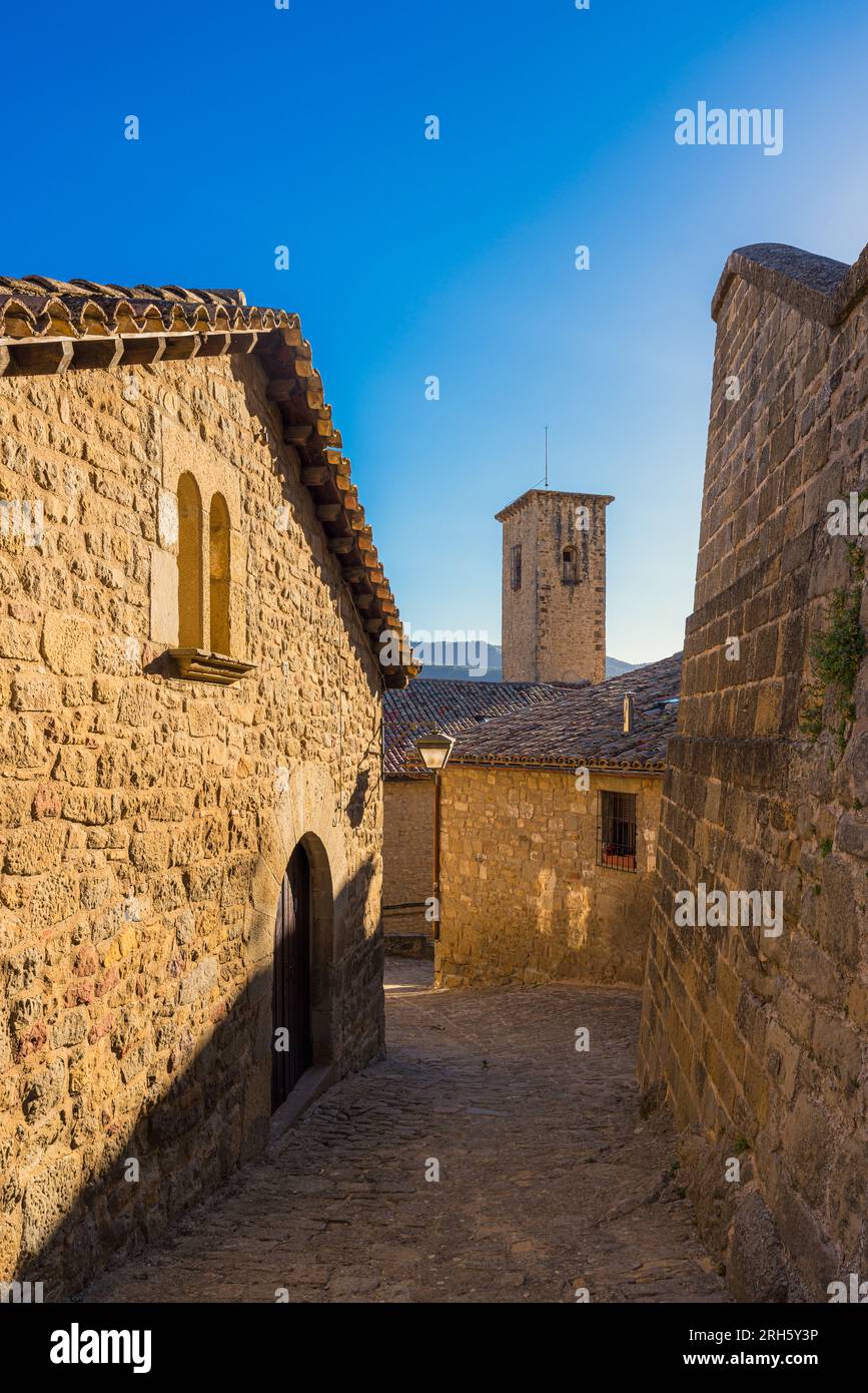 Vista di una strada idilliaca senza persone nella splendida città di SOS del Rey Católico, Aragona, Spagna Foto Stock