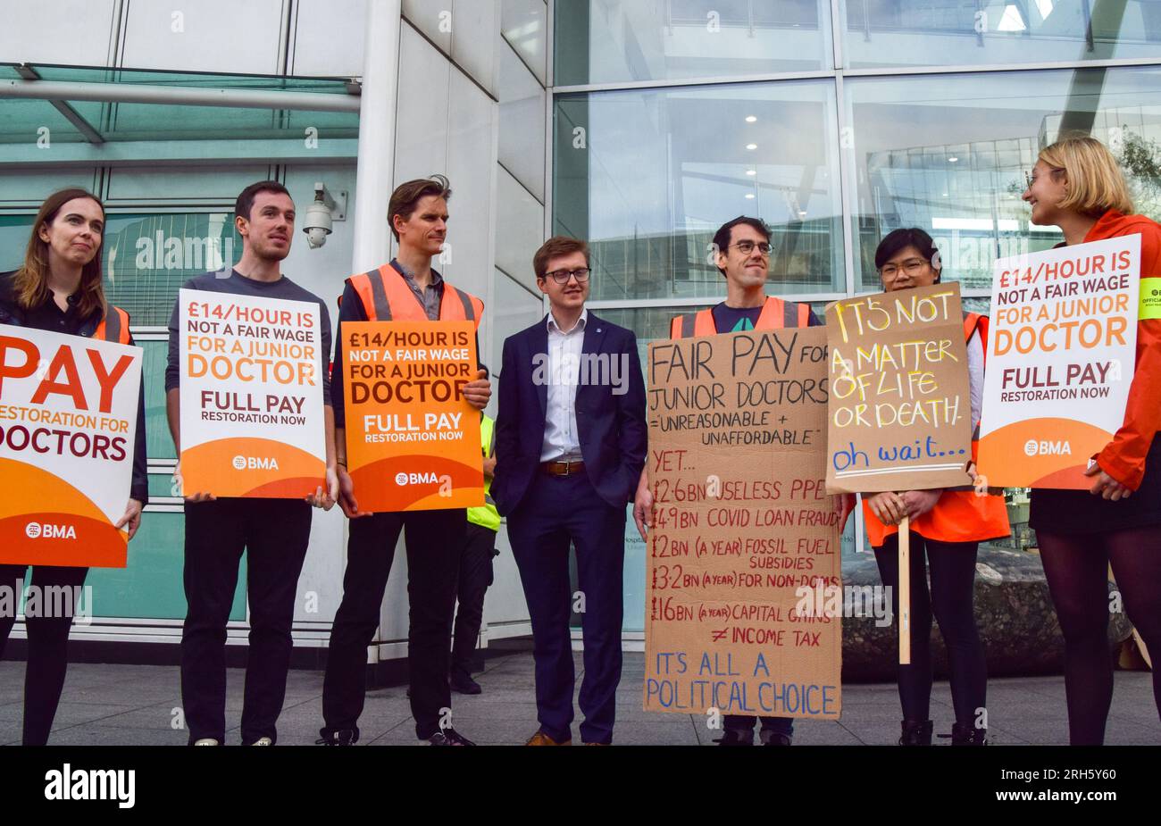 Londra, Regno Unito. 14 agosto 2023. Il co-presidente del comitato medico junior Dr Rob Laurenson (centro) si unisce alla British Medical Association (BMA) picchetto fuori University College Hospital come medici in formazione continuano il loro ultimo sciopero per il ripristino della paga completa. Credito: Vuk Valcic/Alamy Live News Foto Stock